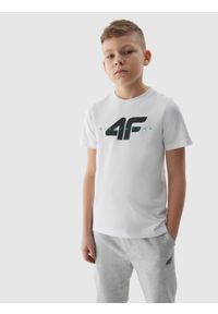 4F JUNIOR - T-shirt z bawełny organicznej z nadrukiem chłopięcy - biały. Okazja: na co dzień. Kolor: biały. Materiał: bawełna. Wzór: nadruk. Sezon: lato. Styl: casual, sportowy
