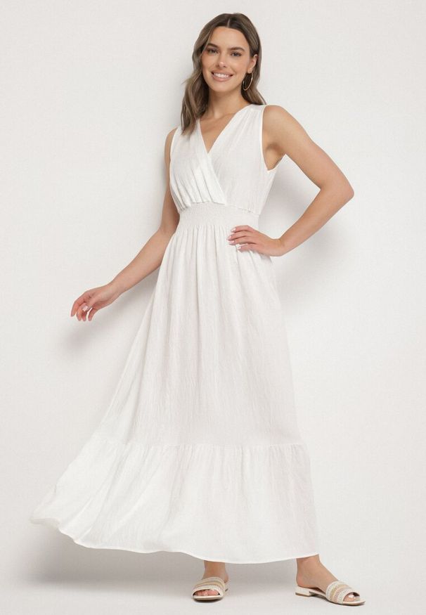 Born2be - Biała Sukienka o Rozkloszowanym Kroju Bez Rękawów z Kopertowym Dekoltem Filoria. Typ kołnierza: dekolt kopertowy. Kolor: biały. Długość rękawa: bez rękawów. Typ sukienki: kopertowe. Styl: elegancki