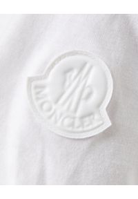 MONCLER - Biała koszulka z logo. Okazja: na co dzień. Kolor: biały. Materiał: bawełna, jeans, dresówka. Styl: casual