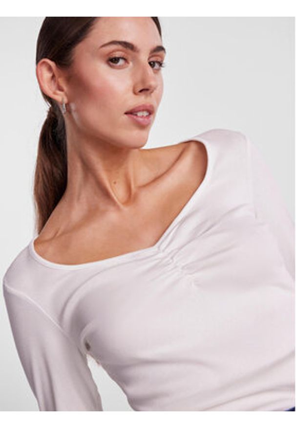 Pieces Bluzka 17135564 Biały Slim Fit. Kolor: biały. Materiał: bawełna