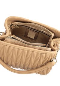 Kazar - Jasnobrązowa torebka z marszczonym wzorem i zawieszką z monogramem KAZAR. Kolor: brązowy. Materiał: skórzane. Styl: wizytowy, casual, biznesowy #2