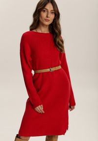 Renee - Czerwona Sukienka Dzianinowa Candala. Kolor: czerwony. Materiał: dzianina. Długość rękawa: długi rękaw. Wzór: prążki. Typ sukienki: proste. Długość: mini #3