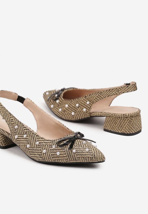 Renee - Beżowo-Czarne Czółenka na Słupku Typu Slingback Ozdobione Kokardą i Perełkami Calretis. Okazja: na co dzień, na spacer. Kolor: czarny. Materiał: jeans. Wzór: aplikacja. Obcas: na słupku. Styl: casual, elegancki, klasyczny. Wysokość obcasa: niski