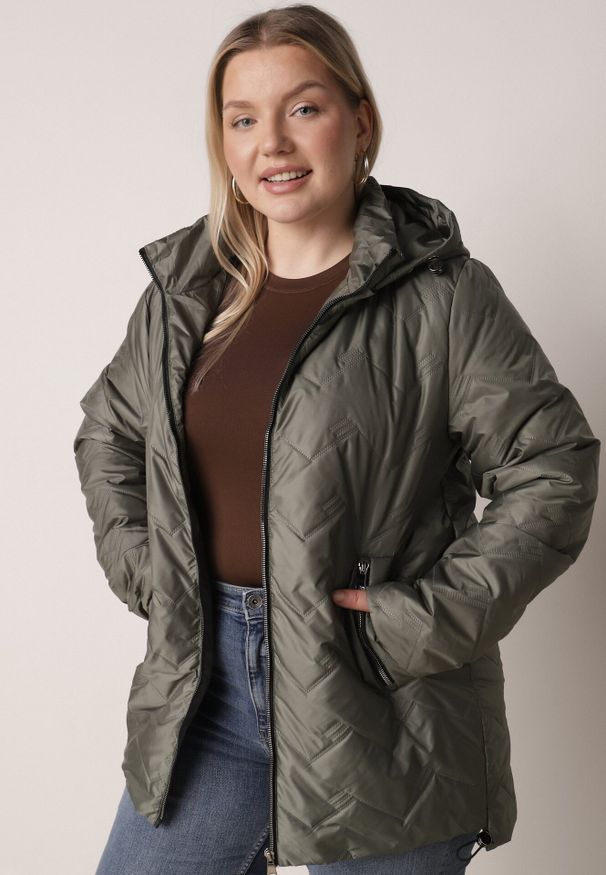 Born2be - Zielona Przejściowa Pikowana Kurtka z Odpinanym Kapturem Nevistta. Okazja: na spacer, na co dzień, do pracy. Kolekcja: plus size. Kolor: zielony. Materiał: poliester, jeans. Styl: casual, elegancki