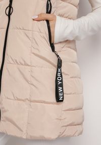 Born2be - Jasnobeżowa Pikowana Kamizelka Bezrękawnik z Kieszeniami i Wysokim Kołnierzem Bellamis. Kolor: beżowy. Długość rękawa: bez rękawów. Styl: elegancki #3