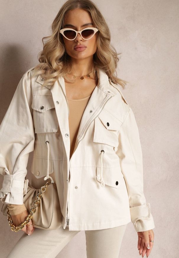Renee - Jasnobeżowa Kurtka Parka z Dużymi Kieszeniami Umaila. Okazja: na co dzień. Kolor: beżowy. Długość: krótkie. Sezon: lato. Styl: casual