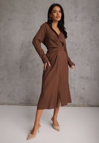Renee - Brązowa Koszulowa Sukienka z Wiskozy z Asymetrycznym Drapowaniem i Guzikiem Hetasa. Okazja: na co dzień. Kolor: brązowy. Materiał: wiskoza. Długość rękawa: długi rękaw. Typ sukienki: asymetryczne, koszulowe. Styl: casual, elegancki #6
