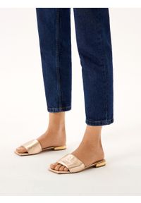 Kazar - Eleganckie klapki z wyszywanym logo KAZAR. Kolor: złoty. Materiał: skóra. Obcas: na obcasie. Styl: elegancki. Wysokość obcasa: średni #7