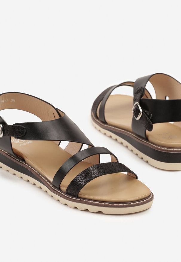 Born2be - Czarne Sandały z Geometrycznymi Paskami Redaine. Okazja: na co dzień, na spacer. Zapięcie: pasek. Kolor: czarny. Wzór: geometria. Styl: casual, elegancki