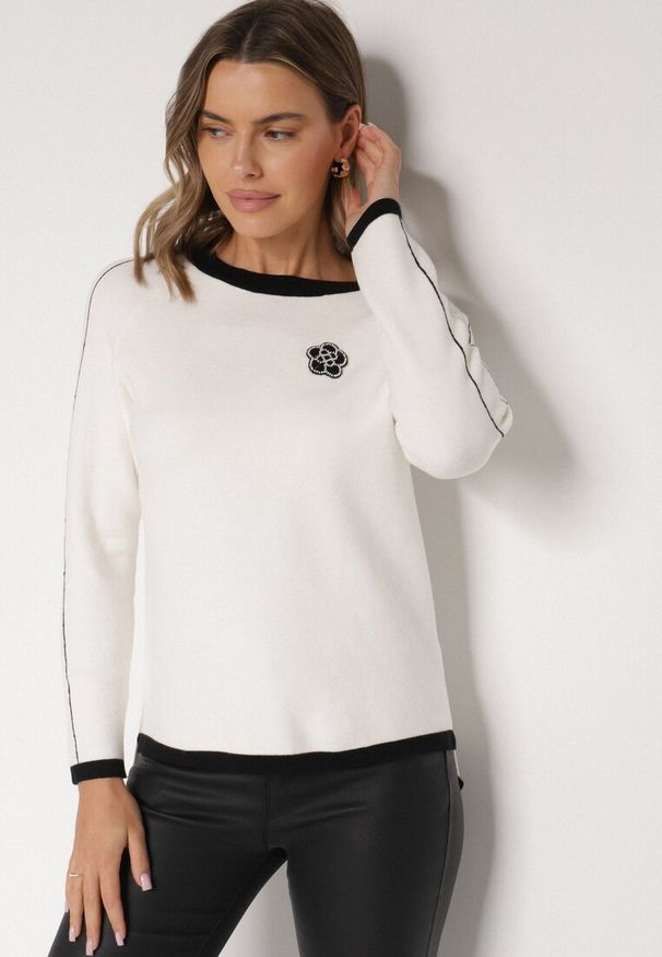 Born2be - Biały Sweter Ozdobiony Paskami i Aplikacją Tusanne. Okazja: na co dzień. Kolor: biały. Materiał: jeans. Wzór: aplikacja. Styl: elegancki, casual