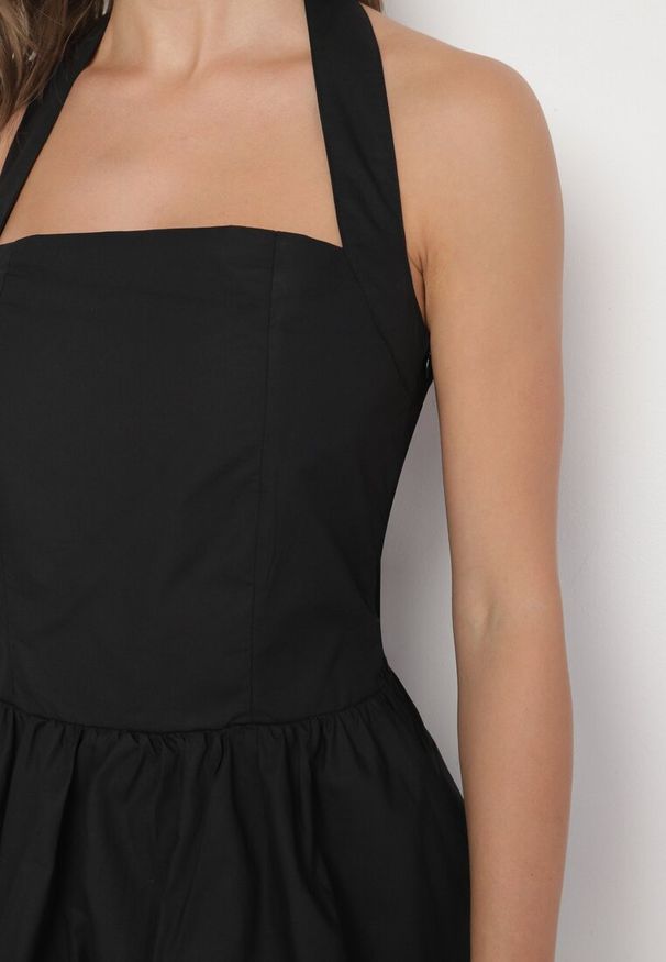 Born2be - Czarna Bawełniana Sukienka Bombka z Ramiączkami Zapinanymi Przy Karku Relinor. Okazja: na co dzień. Typ kołnierza: dekolt kwadratowy. Kolor: czarny. Materiał: bawełna. Długość rękawa: na ramiączkach. Typ sukienki: bombki. Styl: casual