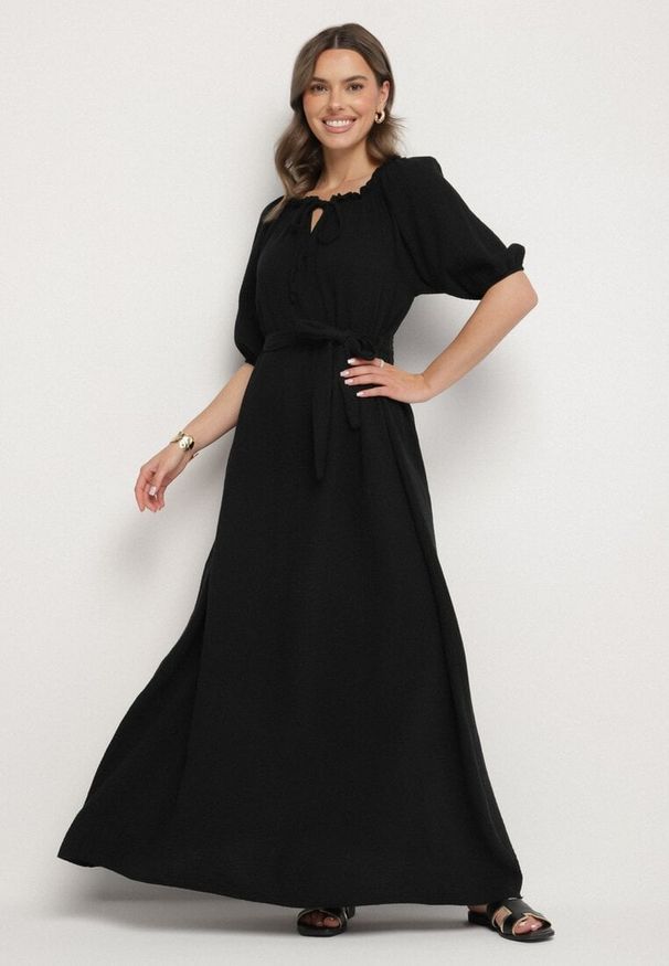 Born2be - Czarna Trapezowa Muślinowa Sukienka z Bawełny z Paskiem i Gumką w Talii Vimarinn. Okazja: na co dzień. Typ kołnierza: dekolt hiszpanka. Kolor: czarny. Materiał: bawełna. Typ sukienki: trapezowe. Styl: casual