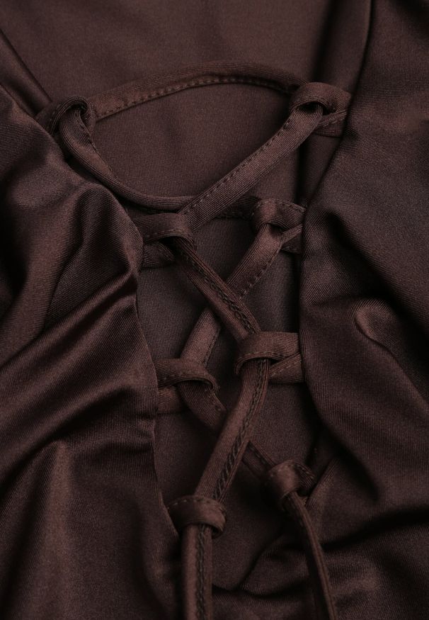 Born2be - Brązowa Taliowana Sukienka Zdobiona Falbankami Tiraneda. Okazja: na imprezę. Typ kołnierza: kołnierz z falbankami. Kolor: brązowy. Wzór: aplikacja. Typ sukienki: proste. Styl: elegancki