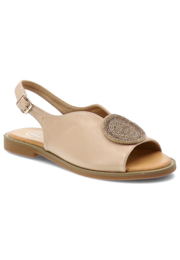 Sandały damskie Filippo, cholewka ze skóry ekologicznej na płaskiej podeszwie z elegancką broszką, beżowe, DS6229/26. Okazja: na co dzień. Zapięcie: pasek. Kolor: beżowy. Materiał: skóra ekologiczna. Wzór: aplikacja. Sezon: lato. Obcas: na płaskiej podeszwie. Styl: elegancki