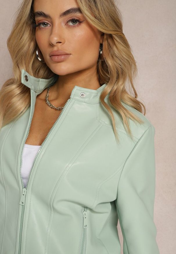 Renee - Jasnoniebieska Ramoneska Kurtka z Ekoskóry Zapinana przy Szyi z Suwakiem Aiqa. Kolor: niebieski. Styl: elegancki, rockowy