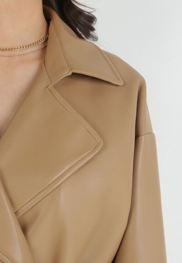 Born2be - Beżowy Płaszcz z Imitacji Skóry z Dużym Kołnierzem i Paskiem Isatia. Kolor: beżowy. Materiał: skóra. Wzór: paski. Sezon: jesień, wiosna