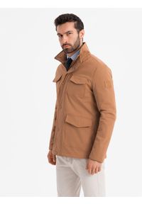 Ombre Clothing - Lekka kurtka męska z kieszeniami i wysokim kołnierzem – brązowa V5. Okazja: na co dzień. Typ kołnierza: kołnierzyk stójkowy. Kolor: brązowy. Materiał: syntetyk, materiał. Wzór: aplikacja. Styl: klasyczny, casual #4