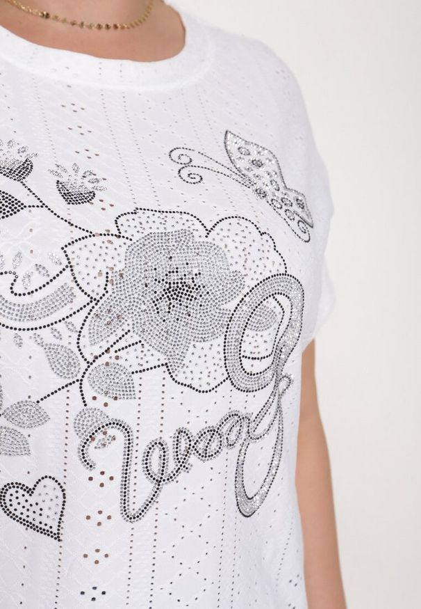 Born2be - Biały Ażurowy T-shirt z Bawełną Ozdobiony Cyrkoniami Deviana. Okazja: na co dzień. Kolor: biały. Materiał: bawełna. Wzór: aplikacja, ażurowy. Sezon: lato. Styl: wizytowy, elegancki, casual