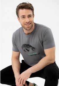 Volcano - T-shirt z printem T-INIT. Okazja: na co dzień. Materiał: dzianina, bawełna, materiał. Długość rękawa: krótki rękaw. Długość: krótkie. Wzór: nadruk. Styl: casual, klasyczny #1