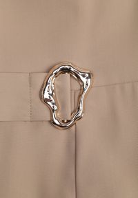 Born2be - Beżowy Kombinezon VICES z Paskiem i Geometryczną Klamrą Elinassa. Okazja: do pracy. Kolor: beżowy. Wzór: geometria. Styl: elegancki #8