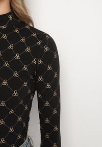 Born2be - Czarna Bawełniana Bluzka z Półgolfem Typu Longsleeve z Geometrycznym Wzorem Tilianna. Okazja: na imprezę, na spotkanie biznesowe, do pracy, na co dzień. Kolor: czarny. Materiał: bawełna. Długość rękawa: długi rękaw. Wzór: geometria. Styl: klasyczny, biznesowy, casual, elegancki #5