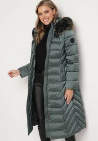 Born2be - Zielona Pikowana Kurtka Zimowa o Długim Kroju z Odpinanym Kapturem z Futrem Mintoria. Okazja: na co dzień. Kolor: zielony. Materiał: futro. Długość: długie. Sezon: zima. Styl: casual, elegancki #3