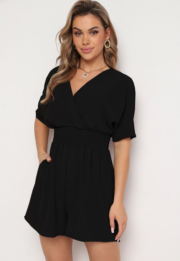 Born2be - Czarny Kombinezon z Zakładkowym Dekoltem i Gumką w Talii Belandrea. Okazja: na co dzień. Kolor: czarny. Materiał: jeans. Długość rękawa: krótki rękaw. Długość: krótkie. Sezon: lato. Styl: casual, elegancki, sportowy