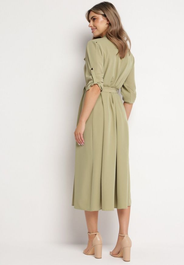 Born2be - Jasnozielona Rozkloszowana Sukienka Maxi z Koszulową Górą i Wiązanym Paskiem Indiga. Kolor: zielony. Materiał: materiał. Wzór: jednolity. Typ sukienki: koszulowe. Długość: maxi