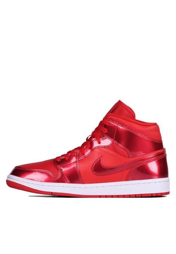 Buty do chodzenia damskie Nike Air Jordan 1 Retro. Kolor: czerwony, wielokolorowy. Materiał: materiał, skóra. Szerokość cholewki: normalna. Model: Nike Air Jordan. Sport: turystyka piesza
