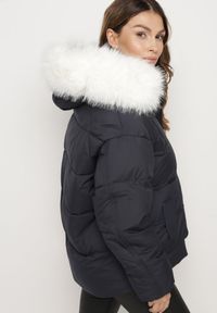 Born2be - Granatowa Kurtka Pikowana z Odpinanym Futerkiem Nomizia. Okazja: na co dzień, na spacer. Kolor: niebieski. Materiał: futro. Sezon: zima. Styl: casual, elegancki #4