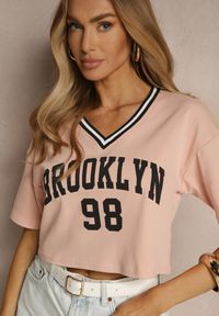 Renee - Ciemnoróżowy T-shirt z Bawełny Ozdobiony Napisem Lireline. Okazja: na co dzień. Kolor: różowy. Materiał: bawełna. Wzór: aplikacja, napisy. Styl: klasyczny, casual, elegancki #5