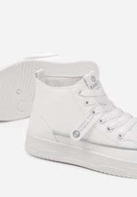 Born2be - Biało-Szare Płaskie Sneakersy Sznurowane z Wysoką Cholewką i Ozdobnym Paskiem Aritela. Wysokość cholewki: przed kolano. Zapięcie: pasek. Kolor: biały. Materiał: jeans. Szerokość cholewki: normalna #6