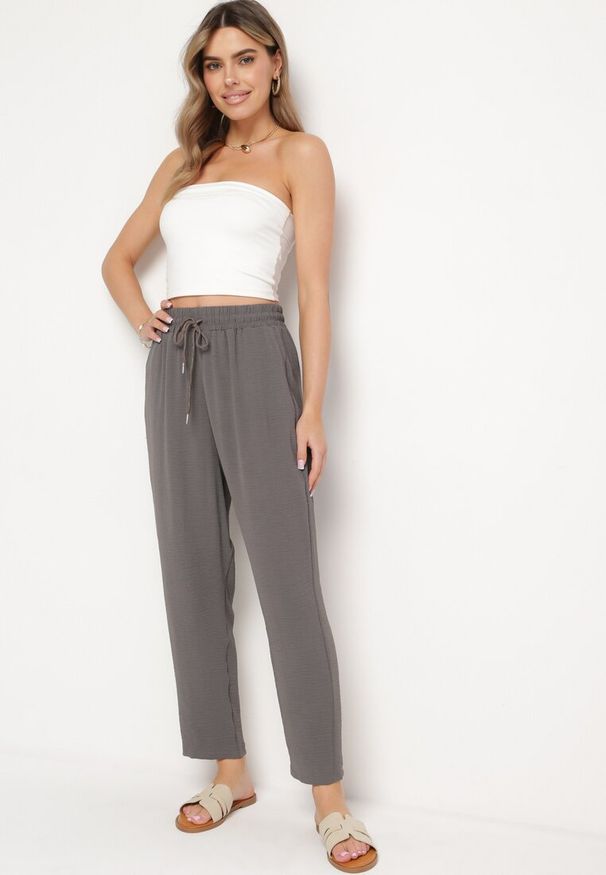 Born2be - Szare Spodnie Luźne z Kieszeniami i Gumką w Talii oraz Sznurkiem Enivia. Okazja: na co dzień. Kolor: szary. Styl: casual, elegancki