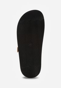 Born2be - Ciemnobeżowe Klapki z Przeplatanymi Paskami i Klamrą Ravelya. Okazja: na spacer, na co dzień. Kolor: beżowy. Materiał: jeans. Sezon: lato. Styl: casual, klasyczny, boho #6