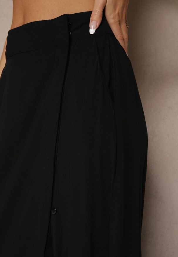 Renee - Czarna Rozkloszowana Spódnica z Wiskozy z Kieszeniami Galmira. Okazja: na co dzień. Kolor: czarny. Materiał: wiskoza. Styl: klasyczny, elegancki, casual