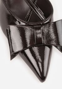 Renee - Brązowe Szpilki VICES z Aplikacją w Kształcie Kokardy Evithe. Nosek buta: szpiczasty. Zapięcie: sprzączka. Kolor: brązowy. Materiał: skóra, lakier. Wzór: aplikacja. Sezon: lato. Obcas: na szpilce. Wysokość obcasa: średni #8