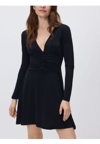 Reserved - Sukienka z marszczeniami - czarny. Kolor: czarny. Materiał: dzianina. Wzór: gładki. Typ sukienki: proste #1