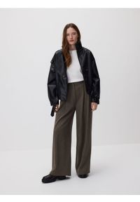 Reserved - Spodnie z wiskozą - ciemnobrązowy. Kolor: brązowy. Materiał: wiskoza #1