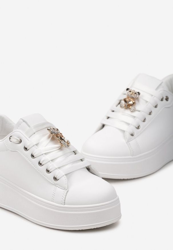 Born2be - Biało-Czarne Sznurowane Sneakersy na Platformie z Ekoskóry z Ozdobnym Misiem Neonda. Kolor: biały. Wzór: aplikacja. Obcas: na platformie