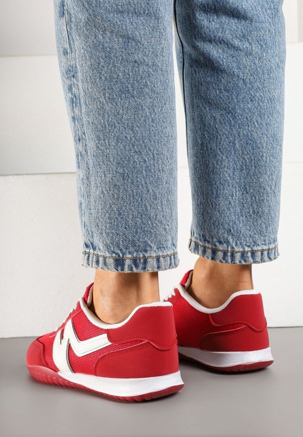 Born2be - Czerwone Sneakersy w Stylu Kultowych Tenisówek z Ozdobnymi Przeszyciami Elanicia. Okazja: na co dzień, na spotkanie biznesowe, do pracy. Kolor: czerwony