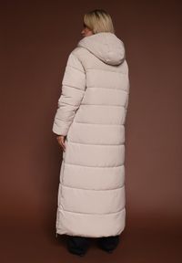 Renee - Jasnobeżowa Prosta Kurtka z Pikowanymi Przeszyciami i Kapturem Acaite. Kolor: beżowy. Materiał: jeans, poliester. Styl: elegancki