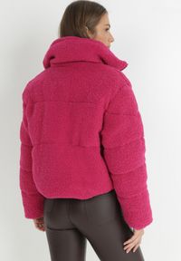 Born2be - Fuksjowa Kurtka Futerko Teddy Zychee. Okazja: na co dzień, na spacer. Kolor: różowy. Materiał: futro. Długość rękawa: długi rękaw. Długość: długie. Styl: casual, elegancki #2