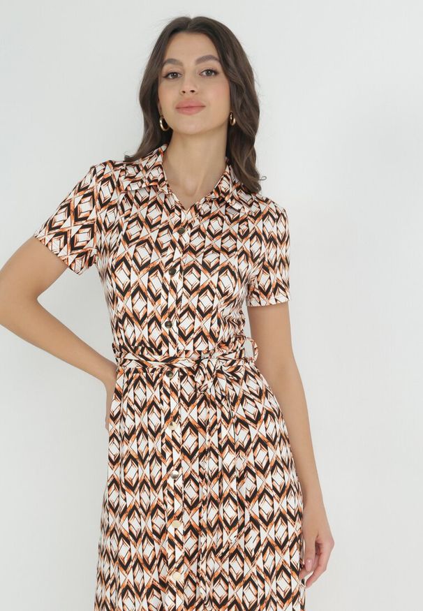 Born2be - Beżowo-Bordowa Koszulowa Sukienka Maxi z Materiałowym Paskiem Rainora. Okazja: na co dzień. Typ kołnierza: dekolt w kształcie V. Kolor: beżowy. Materiał: materiał. Długość rękawa: krótki rękaw. Typ sukienki: koszulowe. Styl: casual, elegancki, klasyczny. Długość: maxi