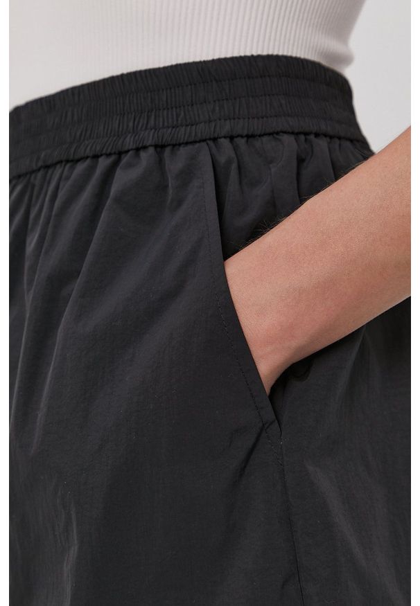 Vero Moda - Szorty. Okazja: na co dzień. Kolor: czarny. Materiał: tkanina, poliester. Wzór: gładki. Styl: casual