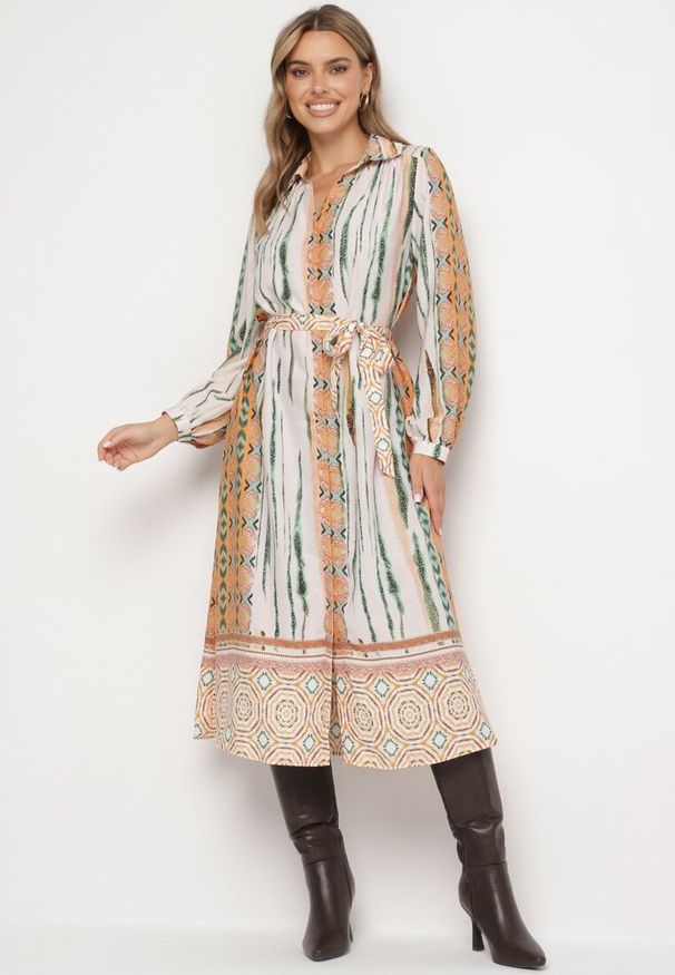 Born2be - Beżowa Sukienka Koszulowa z Mozaikowym Wzorem i Wiązanym Paskiem Lilimea. Okazja: na co dzień. Kolor: beżowy. Materiał: jeans, tkanina. Typ sukienki: koszulowe. Styl: elegancki, casual, klasyczny