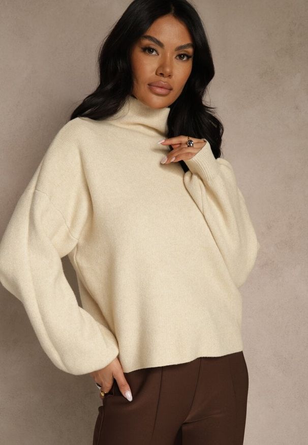 Renee - Jasnobeżowy Golf Ozdobiony Ściągaczami Wedena. Okazja: na co dzień. Typ kołnierza: golf. Kolor: beżowy. Materiał: skóra, jeans. Wzór: aplikacja. Styl: casual