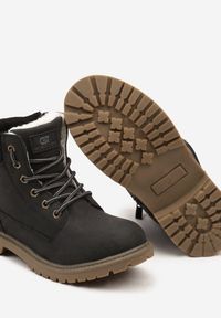 Born2be - Czarne Płaskie Sznurowane Traperki Clibee z Tłoczoną Cholewką Beriella. Okazja: na co dzień. Zapięcie: sznurówki. Kolor: czarny. Materiał: jeans. Szerokość cholewki: normalna. Sezon: zima, jesień. Styl: klasyczny, młodzieżowy, casual, elegancki