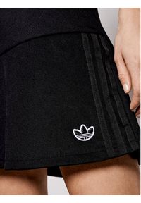 Adidas - adidas Spódnica dresowa GN3144 Czarny Standard Fit. Kolor: czarny. Materiał: syntetyk