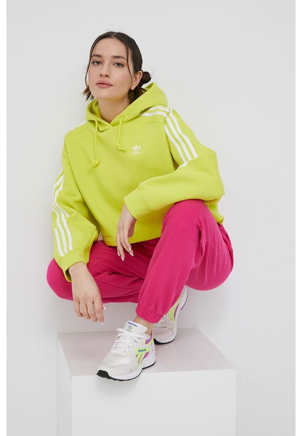 adidas Originals spodnie Trefoil Moments damskie kolor różowy gładkie. Stan: podwyższony. Kolor: różowy. Materiał: dzianina, poliester, bawełna. Wzór: gładki