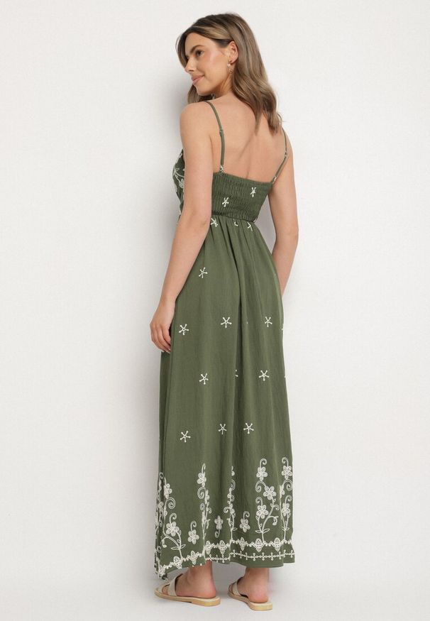 Born2be - Zielona Sukienka z Wiskozy Ozdobiona Haftami Lunireia. Okazja: na co dzień. Typ kołnierza: dekolt w kształcie V. Kolor: zielony. Materiał: wiskoza. Długość rękawa: na ramiączkach. Wzór: haft, aplikacja. Typ sukienki: proste. Styl: casual